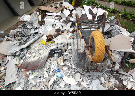 SCHUBKARRE AUF HAUFEN VON SCHUTT BDB Stockfoto