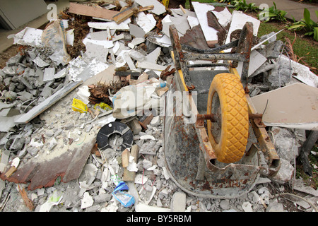 SCHUBKARRE AUF HAUFEN VON SCHUTT BDB Stockfoto