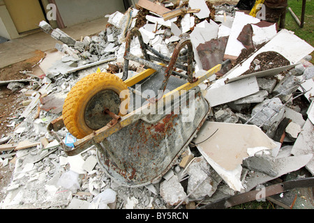 SCHUBKARRE AUF HAUFEN VON SCHUTT BDB Stockfoto