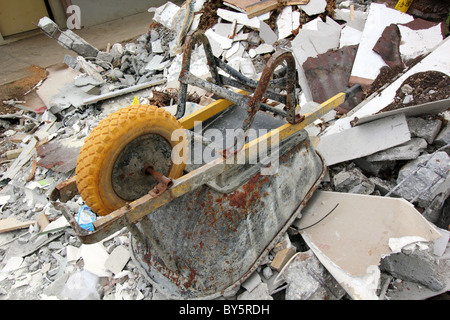 SCHUBKARRE AUF HAUFEN VON SCHUTT BDB Stockfoto