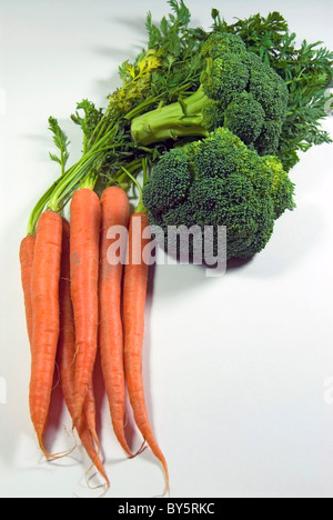 Stock Foto von frischen Bio-Karotten und Brokkoli. Es gibt Platz für Text in der rechten unteren Ecke. Stockfoto