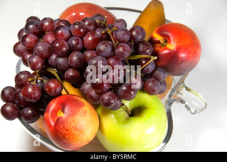 Foto von frischem Obst in einem Apple geprägt. Schüssel in der Schüssel sind, Trauben, Nektarinen, Orangen, Äpfel und Birnen. Stockfoto