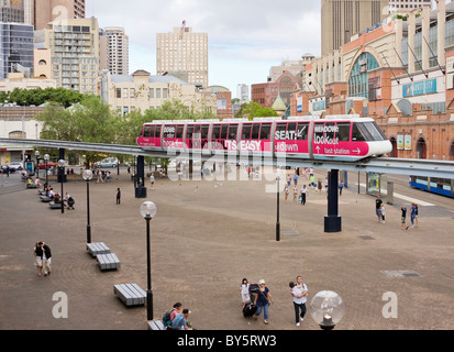 Sydney Monorail läuft auf eine obenliegende Strecke zwischen Darling Harbour und Paddy es Market in Sydney CBD als Fußgänger vorbeilaufen. Stockfoto