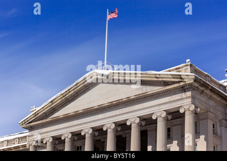 Treasury-Abteilung US Flagge Spalten nach dem Schnee Pennsylvania Avenue Washington DC Stockfoto