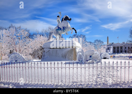 Andrew Jackson Statue Kanons abstrahieren des Präsidenten Park Lafayette Square White House nach Schnee Washington DC Stockfoto