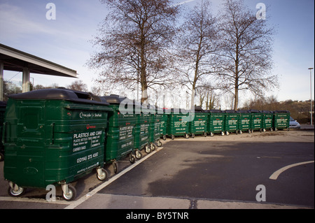 Reihe von Veolia Rädern, Plastik und Dosen recycling-Behälter Stockfoto