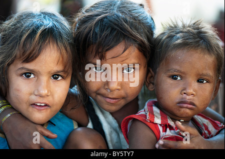 Junge schlechte unteren Kaste indischen Straßenkinder äußern Pradesh Lächeln Stockfoto