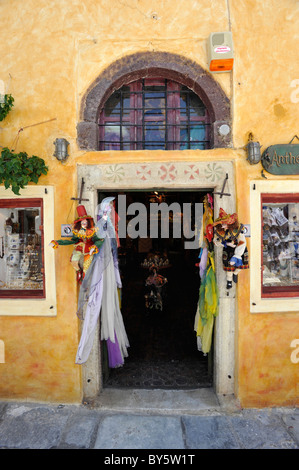 Vorderseite des einen Tourist Souvenir-Shop in Oia auf der griechischen Insel Santorin in der Ägäis Stockfoto