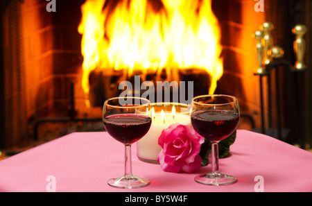 Zwei Gläser Wein auf dem Tisch mit einem Kamin im Hintergrund. Stockfoto