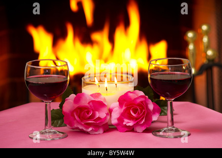 Zwei Gläser Wein auf dem Tisch mit einem Kamin im Hintergrund. Stockfoto