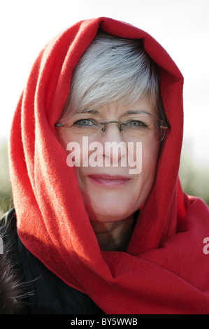 schöne ältere Frau mit ergrauten Haaren Stockfoto