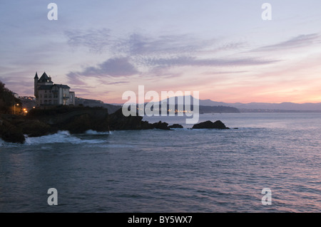 Biarritz: Sonnenuntergang, La Villa Belza, Berge und das Meer Stockfoto