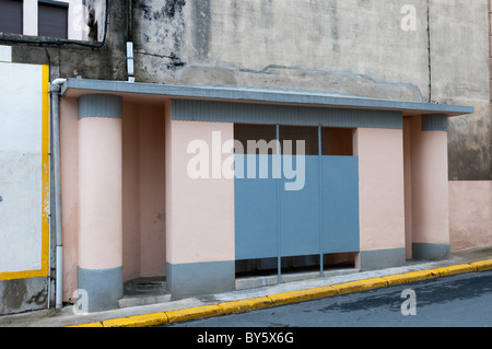 Öffentliche Toiletten für Männer in dem französischen Dorf St Genies de Fontedit. Stockfoto