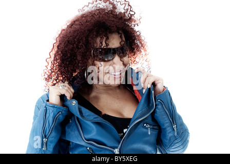 Fun-fotografische Porträt einer ausdrucksstarken brasilianischen Frau trägt eine blaue Lederjacke, Sonnenbrille, und mit dem lockigen Haar Stockfoto