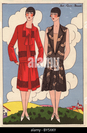 die 1920er Jahre Damenmode von AGB: am Nachmittag Kleid in rot aus Crêpe Georgette mit Blumen und am Nachmittag Kleid in Beige Chiffon. Stockfoto