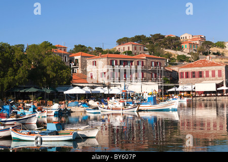 Tavernen und Boote in Lesbos Molyvos (Mithymna) Hafen Griechenland Stockfoto