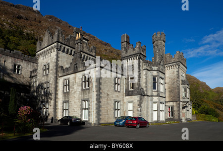 Kylemore Abbey (1860), Connemara, County Galway, Irland Stockfoto