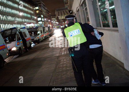 Polizei verhaftet einen Demonstrator bei einem EMA-Protest in der Victoria Street Stockfoto