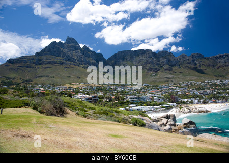 Camps Bay Beach unter zwölf Apostel mit Seite Ansicht Höhepunkt des Table Mountain auf der linken Seite Stockfoto