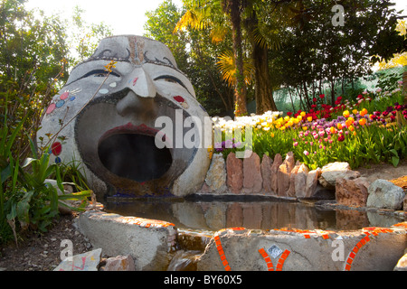 Riesige modellierte Kopf neben einem Pool in der Andre Heller botanische Garten in Gardone Riviera See GHards Italien Stockfoto