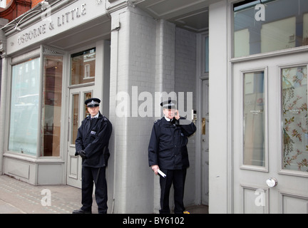 Protest von UK Uncut außerhalb Osborne & wenig, London: Kanzler George Osborne Familienbetrieb Stockfoto