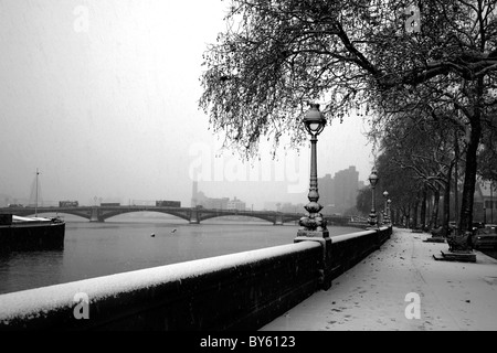 Schnee auf der Themse-Pfad bei Chelsea Embankment, Chelsea, London, UK Stockfoto