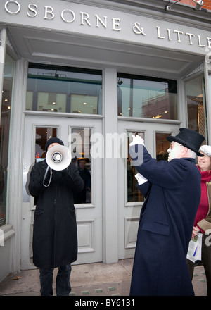 Protest von UK Uncut außerhalb Osborne & wenig, London: Kanzler George Osborne Familienbetrieb Stockfoto