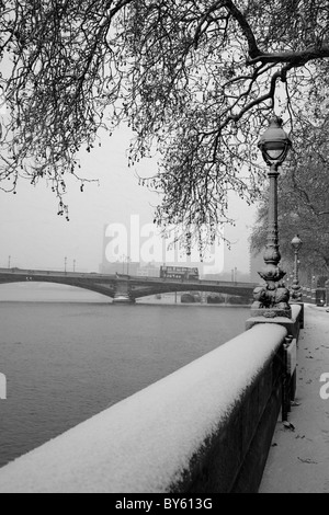 Snow Blizzard auf der Themse in der Nähe von Battersea Bridge, Chelsea, London, UK Stockfoto