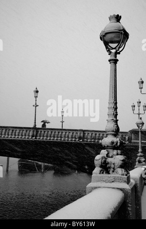 Snow Blizzard auf der Themse bei Battersea Bridge, Chelsea, London, UK Stockfoto