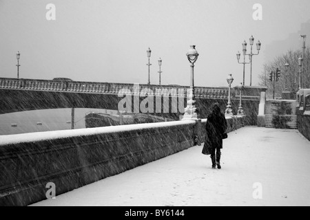 Snow Blizzard auf Thames Path bei Chelsea Embankment von Battersea Bridge, Chelsea, London, UK Stockfoto