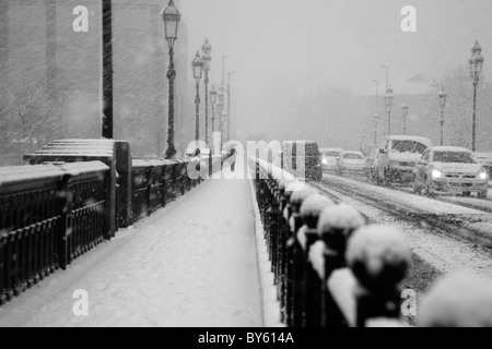 Snow Blizzard auf Battersea Bridge, Battersea, London, UK Stockfoto