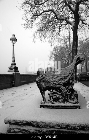 Schnee auf der Themse-Pfad bei Chelsea Embankment, Chelsea, London, UK Stockfoto
