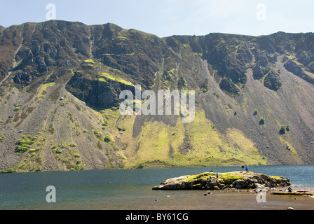Menschen auf der kleinen Insel, Wast Wasser Wasdale Valley, Lake District National Park, Cumbria, England, UK Stockfoto