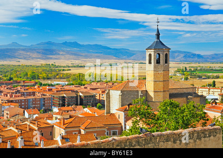 Blick über das Tal der Kugeln mit Iglesia de Santiago Apostol (Kirche des Heiligen Jakobsmusters) Avila, Castilla y Leon, Zentralspanien Stockfoto