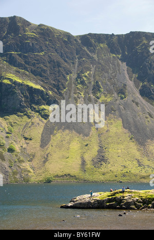 Menschen auf der kleinen Insel, Wast Wasser Wasdale Valley, Lake District National Park, Cumbria, England, UK Stockfoto
