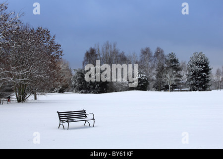 Verlassene Bank im Schnee, Sadler's Ride, Hurst Park, East Molesey, Surrey, England, Großbritannien, Großbritannien, Großbritannien, Europa Stockfoto