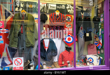 Klassischen 60er Jahre Mode-Kleidung und Utensilien in Sherry Shop Schaufenster, Carnaby Street, London, UK Stockfoto