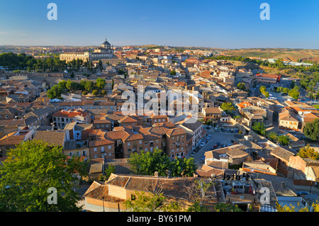 Erhöhten Blick auf Toledo mit dem Alcázar auf den Horizont, Castilla-La Mancha, Spanien Stockfoto