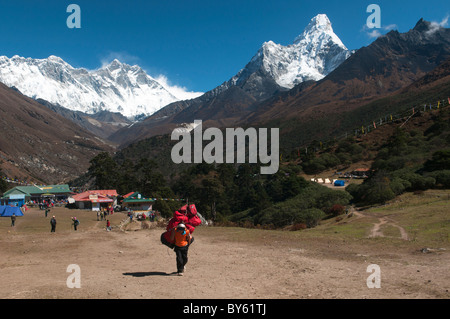 Die mächtigen Gipfel der Ama Dablam in der Everest Region Nepals gesehen vom Kloster Tengboche Stockfoto