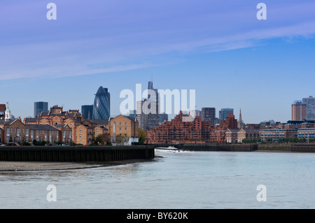 Die Themse mit Blick zurück auf "The City" von Canary Wharf entfernt. London, England. Stockfoto