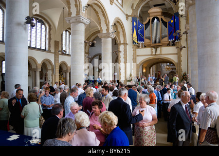 ENGLAND Hampshire Portsmouth anglikanische Kathedrale Kirche St. Thomas von Canterbury durch das Kirchenschiff voller Menschen unterhalb der Orgel Stockfoto