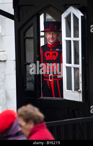 Ein Wachmann an der Tower of London offiziell genannt ein Yeoman Warder, aber häufiger bekannt als ein Beefeater. London, England. Stockfoto