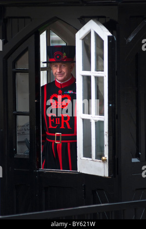 Ein Wachmann an der Tower of London offiziell genannt ein Yeoman Warder, aber häufiger bekannt als ein Beefeater. London, England. Stockfoto