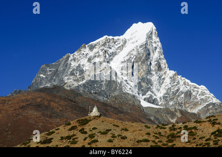 Taboche Peak gesehen aus dem Dorf Dingboche in der Everest Region Nepals Stockfoto