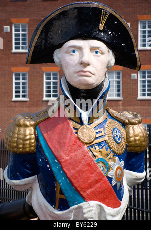 ENGLAND Hampshire Portsmouth geschnitzten hölzernen Schiffs Aushängeschild von Admiral Lord Nelson in der Historic Naval Dockyard. Stockfoto