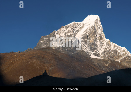 Taboche Peak gesehen aus dem Dorf Dingboche in der Everest Region Nepals Stockfoto