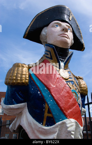 ENGLAND Hampshire Portsmouth geschnitzten hölzernen Schiffs Aushängeschild von Admiral Lord Nelson in der Historic Naval Dockyard. Stockfoto