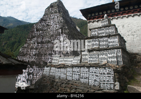 Mani Steinmauern entlang des Weges in der Everest Region Nepals Stockfoto