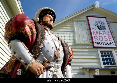 England Hampshire Portsmouth Historic Naval Dockyard Statue von Tudor König Henry VIII außerhalb Mary Rose Museum für sein Flaggschiff. Stockfoto