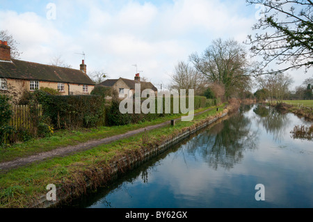 Basingstoke Canal durch die Hubbrücke an der North Warnborough Hampshire in England Stockfoto